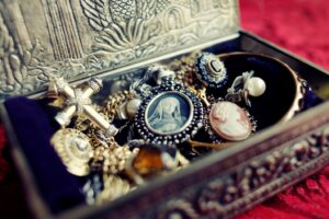 The Benefits of Buying Vintage & Antique Jewelry